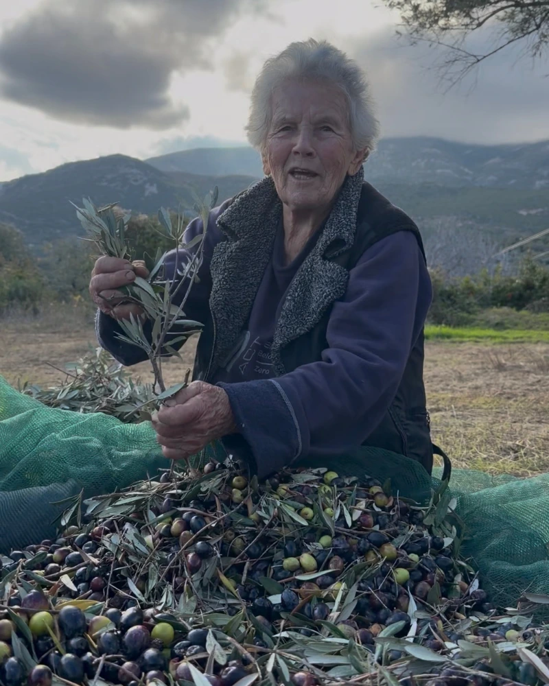 Γιαγιά με ελιές